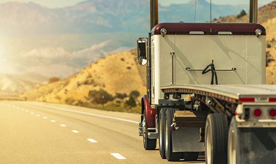 empty-flatbed-truck-trailer-on-interstate